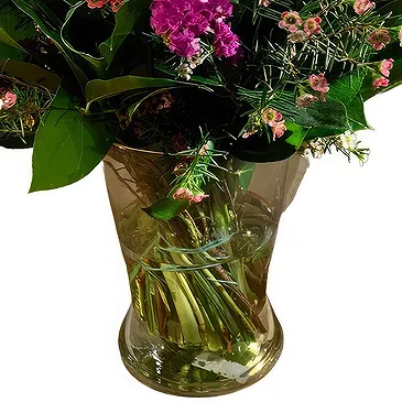 Ghent kukat- Valkoisia ruusuja Fuchsia Blississä Kukka kukkakimppu