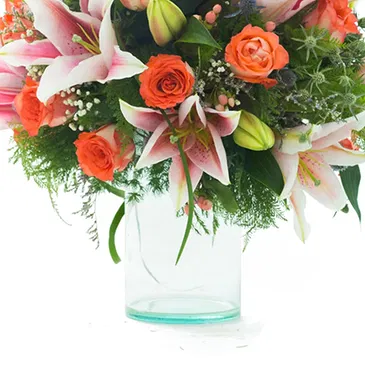 fiorista fiori di Ficarazzi- Composizione di gigli rosa e rose color salmo Bouquet floreale