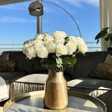 Halta blomster- Imperial hvite roser Blomsterarrangementer bukett