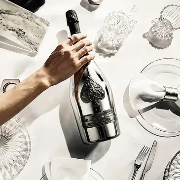 Riga-virágok- Armand de Brignac Blanc de Blancs pezsgős ajá Virágkötészeti csokor