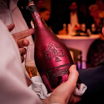 Riga-virágok- Armand de Brignac Rosé pezsgős díszdoboz Virágkötészeti csokor