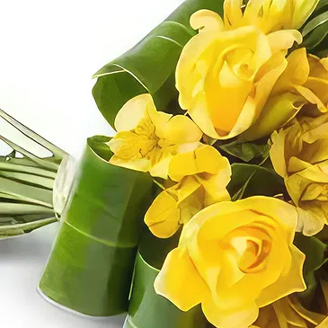 Chile flowers  -  Bouquet of Roses and Yellow Astromelia Flower Bouquet/Arrangement