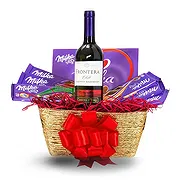 Gacko online Florist - Chocolate and Wine Basket Bouquet