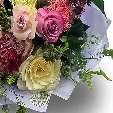 Alle andre byer blomster- Glade roser med blandede farger Blomsterarrangementer bukett