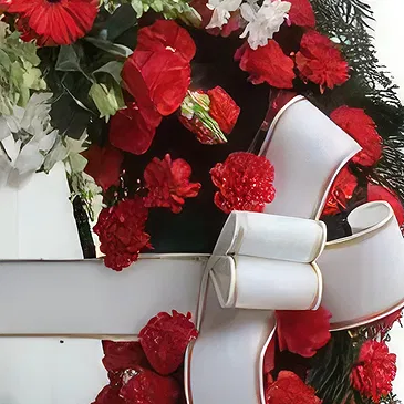 Cala Llonga flowers  -   Red Wreath Flower Bouquet/Arrangement