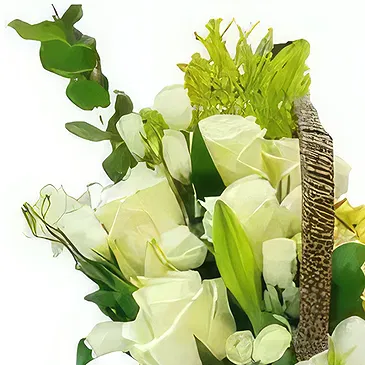 Ad Dilam blomster- Hvite roser og Ferrero Rocher Blomsterarrangementer bukett