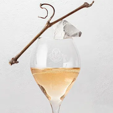 Riga-virágok- Louis Roederer Cristal Rosé pezsgős ajándékdo Virágkötészeti csokor