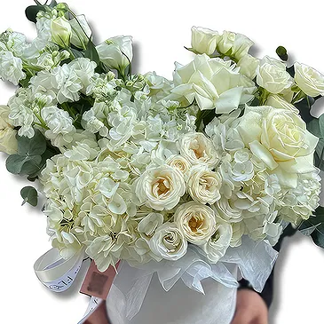 Garhoud flowers  -  Luxurious White Flower Arrangement Flower Bouquet/Arrangement
