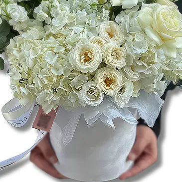 Garhoud flowers  -  Luxurious White Flower Arrangement Flower Bouquet/Arrangement