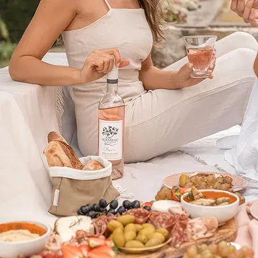 Niemcy kwiaty- Pudełko upominkowe Mirabeau w kolorze klasycz Bukiet ikiebana