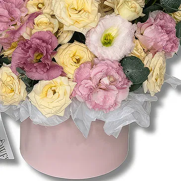 Dubai flowers  -  Premium Spray Roses in a Round Box Flower Bouquet/Arrangement