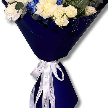 Garhoud flowers  -  Premium White Roses and Blue Hydrangeas Flower Bouquet/Arrangement