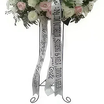 丹那爪哇 花- 花架玫瑰和百合 花的花束安排