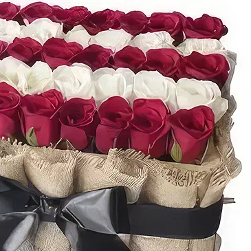 Ad Dilam blomster- Roser i Jute Tray Blomsterarrangementer bukett