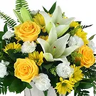 Luganville Blumen Florist- Trauergesteck aus gelben Rosen und weißen Bouquet/Blumenschmuck