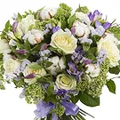 Anse-la-Raye blomster- Begravelsesbukett med hvite roser og lilla fl Blomsterarrangementer bukett