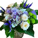 Ghent kukat- Eleganssia violetissa, kermanvärisessä ja vih Kukka kukkakimppu