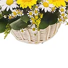 Italië bloemen bloemist- Mand met witte en gele bloemen Boeket/bloemstuk