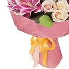 El Pepeto blomster- Bukett med rosa liljer og hvite roser Blomsterarrangementer bukett