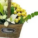 Ad Dilam blomster- Hvite roser og Ferrero Rocher Blomsterarrangementer bukett