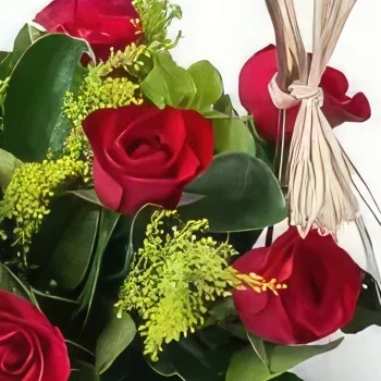 manaus kukat- Kori 9 punaisella ruusulla ja lehdillä Kukka kukkakimppu