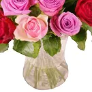Flekkefjord blommor- Blandade rosor i ett vackert arrangemang Bukett/blomsterarrangemang