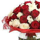 fiorista fiori di Firenze- Composizione di rose rosse e bianche in vaso Bouquet floreale