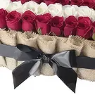 Ad Dilam blomster- Roser i Jute Tray Blomsterarrangementer bukett
