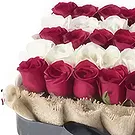 Ad Dilam blomster- Roser i Jute Tray Blomsterarrangementer bukett